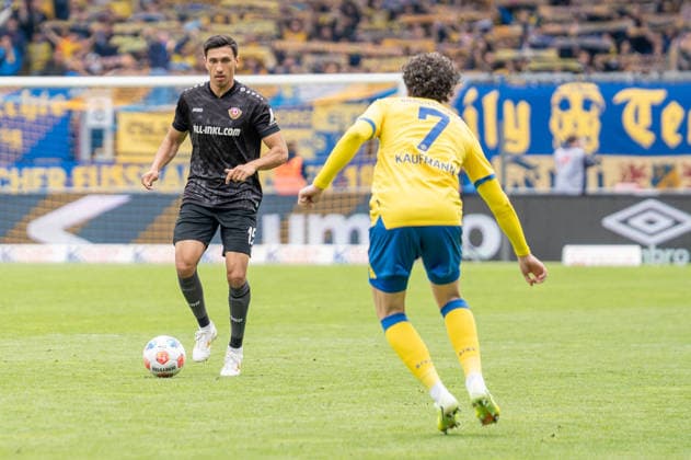 Deutschland: Fussball, 2. Bundesliga, 33. Spieltag 2025 26, Eintracht Braunschweig - Dynamo Dresden am 09.05. in Braunschweig, Eintracht-Stadion: Claudio Kammerknecht (Dynamo Dresden 15) Fabio Kaufmann (Eintracht Braunschweig 7)