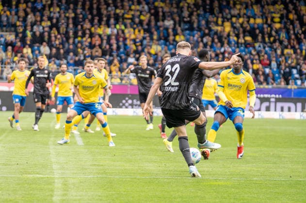 Deutschland: Fussball, 2. Bundesliga, 33. Spieltag 2025 26, Eintracht Braunschweig - Dynamo Dresden am 09.05. in Braunschweig, Eintracht-Stadion: Jonas Sterner (Dynamo Dresden 32)