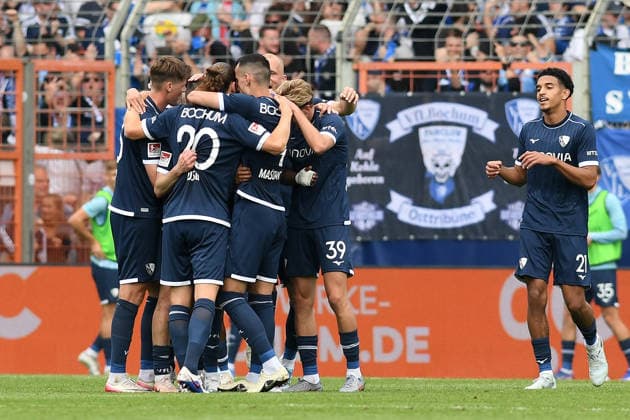 Farid Alfa-Ruprecht (VfL Bochum) Torjubel, jubelt mit seiner Mannschaft nach dem Treffer zum 1:1 waehrend des Spiels der 2. Bundesliga zwischen VfL Bochum und Hannover 96, Vonovia Ruhrstadion am 09. May 2026 in Bochum, Deutschland. (Foto von Ralf Treese DeFodi Images) +++ Farid Alfa-Ruprecht (VfL Bochum) celebrates after scoring his team™s first goal with teammates during the 2. Bundesliga match between VfL Bochum and Hannover 96 at Vonovia Ruhrstadion on May 9, 2026 in Bochum, Germany. (Photo by Ralf Treese DeFodi Images) (Photo by Ralf Treese DeFodi Images) -