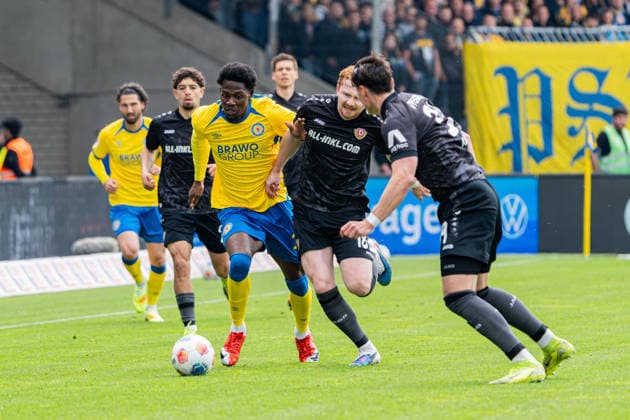 Braunschweig, Deutschland 09. Mai 2026: 2. BL - 2025 2026 - Sp. 33 - Eintracht Braunschweig gegen SG Dynamo Dresden Im Bild: v. li. im Zweikampf Faride Alidou (Eintracht), Robert Wagner (Dresden) und Thomas Keller (Dresden) DFL DFB regulations prohibit any use of photographs as image sequences and or quasi-video Eintracht Stadion Niedersachsen