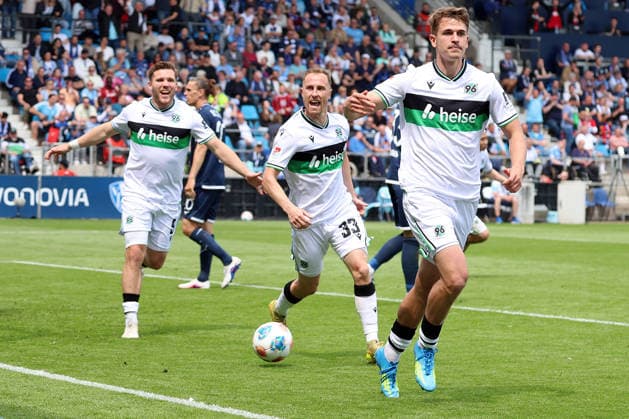 09.05.2026, xrekx, Fussball 2.Bundesliga, VfL Bochum - Hannover 96 v.l. Torjubel nach dem Tor zum celebrating the goal celebrate 0:1 durch Maik Nawrocki (Hannover 96) (DFL DFB REGULATIONS PROHIBIT ANY USE OF PHOTOGRAPHS as IMAGE SEQUENCES and or QUASI-VIDEO) Bochum