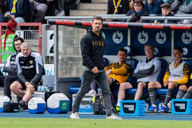 Braunschweig, Deutschland 09. Mai 2026: 2. BL - 2025 2026 - Sp. 33 - Eintracht Braunschweig gegen SG Dynamo Dresden Im Bild: Trainer Thomas Stamm (Dresden, Trainer) ist nachdenklich auf dem Spielfeld. DFL DFB regulations prohibit any use of photographs as image sequences and or quasi-video Eintracht Stadion Niedersachsen