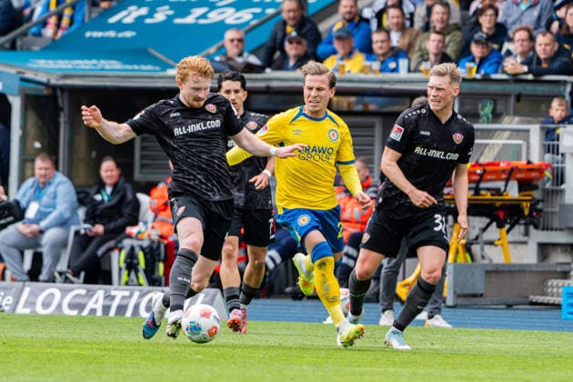 Braunschweig, Deutschland 09. Mai 2026: 2. BL - 2025 2026 - Sp. 33 - Eintracht Braunschweig gegen SG Dynamo Dresden Im Bild: v. li. im Zweikampf Robert Wagner (Dresden), Lino Tempelmann (Eintracht) und Jonas Sterner (Dresden) DFL DFB regulations prohibit any use of photographs as image sequences and or quasi-video Eintracht Stadion Niedersachsen
