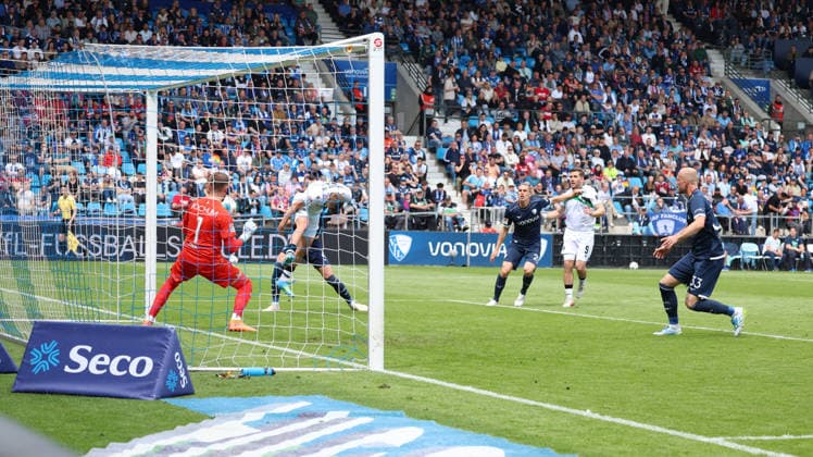 09.05.2026, xrekx, Fussball 2.Bundesliga, VfL Bochum - Hannover 96 v.l. Kopfball zum 0:1 durch Maik Nawrocki (Hannover 96) Timo Horn (VfL Bochum) (DFL DFB REGULATIONS PROHIBIT ANY USE OF PHOTOGRAPHS as IMAGE SEQUENCES and or QUASI-VIDEO) Bochum