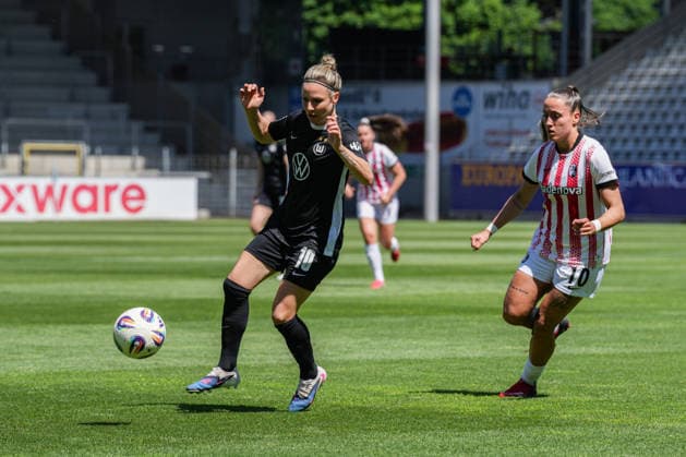 Google Pixel Frauen-Bundesliga: SC Freiburg vs. VfL Wolfsburg, 09.05.2026 Zweikampf zwischen Svenja Huth (VfL Wolfsburg, 10) und Selina Vobian (SC Freiburg, 10) Google Pixel Frauen-Bundesliga: SC Freiburg vs. VfL Wolfsburg, Dreisamstadion, 09.05.2026 DFB DFL REGULATIONS PROHIBIT ANY USE OF PHOTOGRAPHS AS IMAGE SEQUENCES AND OR QUASI-VIDEO. Copyright: xBEAUTIFULxSPORTS Boscox