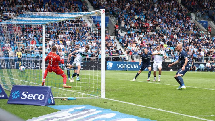 09.05.2026, xrekx, Fussball 2.Bundesliga, VfL Bochum - Hannover 96 v.l. Kopfball zum 0:1 durch Maik Nawrocki (Hannover 96) Timo Horn (VfL Bochum) (DFL DFB REGULATIONS PROHIBIT ANY USE OF PHOTOGRAPHS as IMAGE SEQUENCES and or QUASI-VIDEO) Bochum