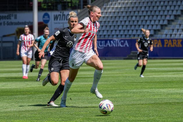 Google Pixel Frauen-Bundesliga: SC Freiburg vs. VfL Wolfsburg, 09.05.2026 Zweikampf zwischen Julia Stierli (SC Freiburg, 5) und Lineth Beerensteyn (VfL Wolfsburg, 9) Google Pixel Frauen-Bundesliga: SC Freiburg vs. VfL Wolfsburg, Dreisamstadion, 09.05.2026 DFB DFL REGULATIONS PROHIBIT ANY USE OF PHOTOGRAPHS AS IMAGE SEQUENCES AND OR QUASI-VIDEO. Copyright: xBEAUTIFULxSPORTS Boscox