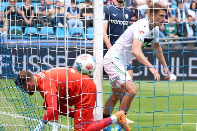 09.05.2026, xrekx, Fussball 2.Bundesliga, VfL Bochum - Hannover 96 v.l. Kopfball zum 0:1 durch Maik Nawrocki (Hannover 96) Timo Horn (VfL Bochum) (DFL DFB REGULATIONS PROHIBIT ANY USE OF PHOTOGRAPHS as IMAGE SEQUENCES and or QUASI-VIDEO) Bochum