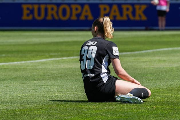 Google Pixel Frauen-Bundesliga: SC Freiburg vs. VfL Wolfsburg, 09.05.2026 Sarai Linder (VfL Wolfsburg, 39) liegt nach einem Versuch am Boden Google Pixel Frauen-Bundesliga: SC Freiburg vs. VfL Wolfsburg, Dreisamstadion, 09.05.2026 DFB DFL REGULATIONS PROHIBIT ANY USE OF PHOTOGRAPHS AS IMAGE SEQUENCES AND OR QUASI-VIDEO. Copyright: xBEAUTIFULxSPORTS Boscox