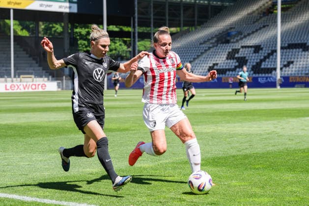Google Pixel Frauen-Bundesliga: SC Freiburg vs. VfL Wolfsburg, 09.05.2026 Zweikampf zwischen Svenja Huth (VfL Wolfsburg, 10) und Lisa Karl (SC Freiburg, 2) Google Pixel Frauen-Bundesliga: SC Freiburg vs. VfL Wolfsburg, Dreisamstadion, 09.05.2026 DFB DFL REGULATIONS PROHIBIT ANY USE OF PHOTOGRAPHS AS IMAGE SEQUENCES AND OR QUASI-VIDEO. Copyright: xBEAUTIFULxSPORTS Boscox