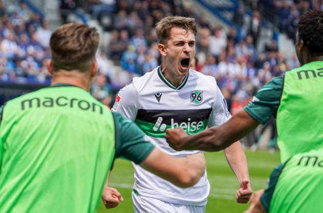 Deutschland: Fussball 2.Bundesliga 2025 2026, 33. Spieltag - VfL Bochum vs Hannover 96 - Vonovia Ruhrstadion (Bochum): Tor und Torjubel zum Maik Nawrocki (Hannover 96, 6) Bochum