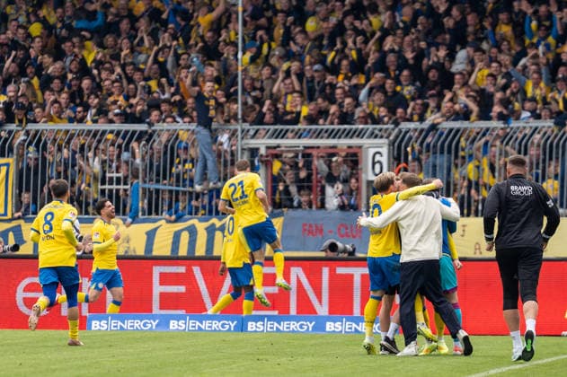 Deutschland: Fussball, 2. Bundesliga, 33. Spieltag 2025 26, Eintracht Braunschweig - Dynamo Dresden am 09.05. in Braunschweig, Eintracht-Stadion: Tor zum 2:0 Faride Alidou (Eintracht Braunschweig 10) Jubel, Freude, Emotionen, Torjubel
