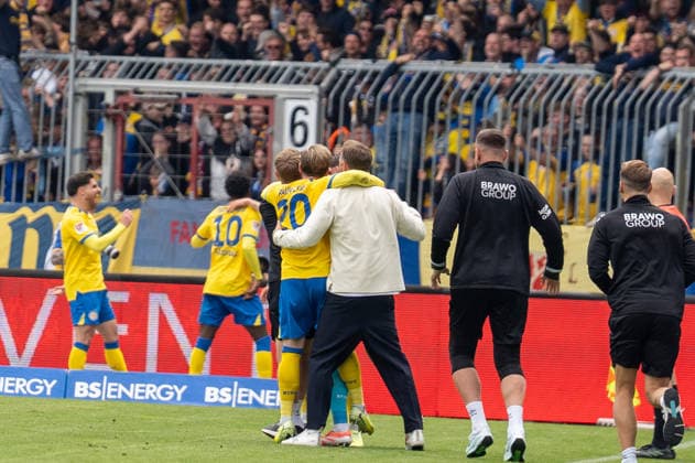 Deutschland: Fussball, 2. Bundesliga, 33. Spieltag 2025 26, Eintracht Braunschweig - Dynamo Dresden am 09.05. in Braunschweig, Eintracht-Stadion: Tor zum 2:0 Faride Alidou (Eintracht Braunschweig 10) Jubel, Freude, Emotionen, Torjubel