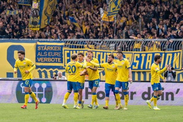 Deutschland: Fussball, 2. Bundesliga, 33. Spieltag 2025 26, Eintracht Braunschweig - Dynamo Dresden am 09.05. in Braunschweig, Eintracht-Stadion: Tor zum 2:0 Faride Alidou (Eintracht Braunschweig 10) Jubel, Freude, Emotionen, Torjubel