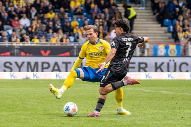 Deutschland: Fussball, 2. Bundesliga, 33. Spieltag 2025 26, Eintracht Braunschweig - Dynamo Dresden am 09.05. in Braunschweig, Eintracht-Stadion: Jason Ceka (Dynamo Dresden 7) Lino Tempelmann (Eintracht Braunschweig 20)