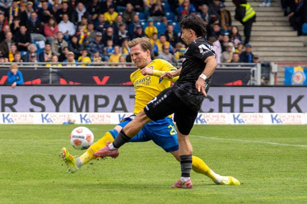 Deutschland: Fussball, 2. Bundesliga, 33. Spieltag 2025 26, Eintracht Braunschweig - Dynamo Dresden am 09.05. in Braunschweig, Eintracht-Stadion: Jason Ceka (Dynamo Dresden 7) Lino Tempelmann (Eintracht Braunschweig 20)