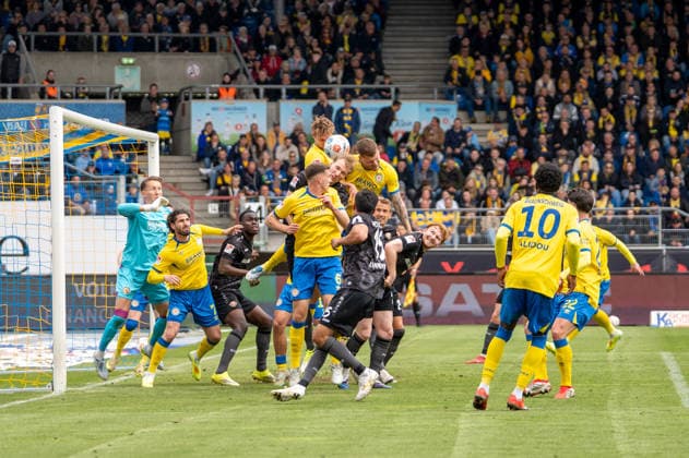 Deutschland: Fussball, 2. Bundesliga, 33. Spieltag 2025 26, Eintracht Braunschweig - Dynamo Dresden am 09.05. in Braunschweig, Eintracht-Stadion: Eckball Dresden