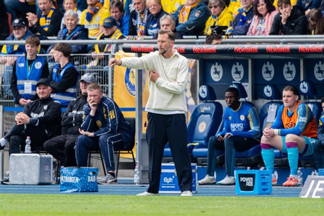 Braunschweig, Deutschland 09. Mai 2026: 2. BL - 2025 2026 - Sp. 33 - Eintracht Braunschweig gegen SG Dynamo Dresden Im Bild: Trainer Lars Kornetka (Eintracht) gestikuliert auf dem Spielfeld. DFL DFB regulations prohibit any use of photographs as image sequences and or quasi-video Eintracht Stadion Niedersachsen
