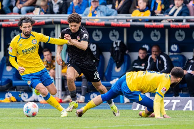Braunschweig, Deutschland 09. Mai 2026: 2. BL - 2025 2026 - Sp. 33 - Eintracht Braunschweig gegen SG Dynamo Dresden Im Bild: v. li. im Zweikampf Fabio Kaufmann (Eintracht), Ben Bobzien (Dresden) und Mehmet Aydin (Eintracht) DFL DFB regulations prohibit any use of photographs as image sequences and or quasi-video Eintracht Stadion Niedersachsen