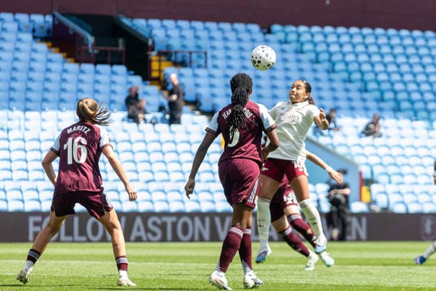 Aston Villa Women v Arsenal Women FC, Women s Super League Arsenal Women forward Olivia Smith (15)controls ball in box during the Women s Super League match between Aston Villa Women and Arsenal Women FC at Villa Park, Birmingham, UK on 9 May 2026. Birmingham Villa Park West Midlands UK Editorial use only DataCo restrictions apply See www.football-dataco.com , Copyright: xManjitxNarotrax PSI-24225-0024