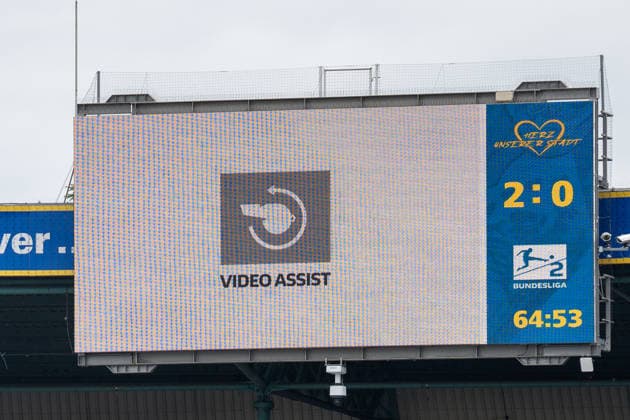 Deutschland: Fussball, 2. Bundesliga, 33. Spieltag 2025 26, Eintracht Braunschweig - Dynamo Dresden am 09.05. in Braunschweig, Eintracht-Stadion: VAR Symbolbild