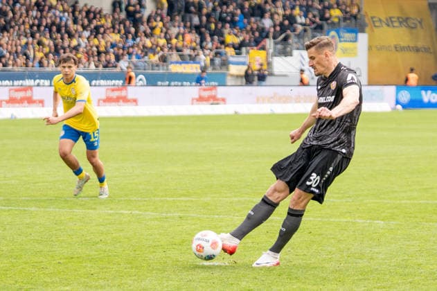 Deutschland: Fussball, 2. Bundesliga, 33. Spieltag 2025 26, Eintracht Braunschweig - Dynamo Dresden am 09.05. in Braunschweig, Eintracht-Stadion: verschossener Elfmeter von Stefan Kutschke (Dynamo Dresden 30), Ron-Thorben Hoffmann (Eintracht Braunschweig 1) pariert