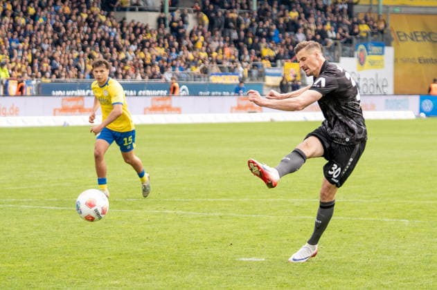 Deutschland: Fussball, 2. Bundesliga, 33. Spieltag 2025 26, Eintracht Braunschweig - Dynamo Dresden am 09.05. in Braunschweig, Eintracht-Stadion: verschossener Elfmeter von Stefan Kutschke (Dynamo Dresden 30), Ron-Thorben Hoffmann (Eintracht Braunschweig 1) pariert