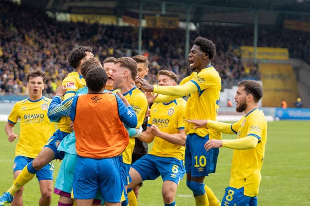 Deutschland: Fussball, 2. Bundesliga, 33. Spieltag 2025 26, Eintracht Braunschweig - Dynamo Dresden am 09.05. in Braunschweig, Eintracht-Stadion: Jubel, Freude, Emotionen nach dem der Elfmeter von Stefan Kutschke (Dynamo Dresden 30) von Ron-Thorben Hoffmann (Eintracht Braunschweig 1) gehalten wurde. Faride Alidou (Eintracht Braunschweig 10)