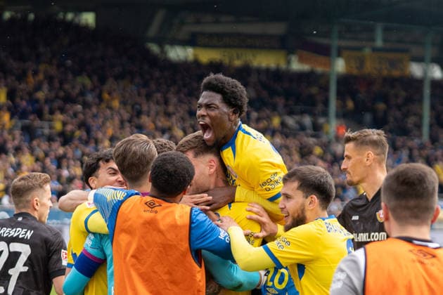 Deutschland: Fussball, 2. Bundesliga, 33. Spieltag 2025 26, Eintracht Braunschweig - Dynamo Dresden am 09.05. in Braunschweig, Eintracht-Stadion: Jubel, Freude, Emotionen nach dem der Elfmeter von Stefan Kutschke (Dynamo Dresden 30) von Ron-Thorben Hoffmann (Eintracht Braunschweig 1) gehalten wurde. Faride Alidou (Eintracht Braunschweig 10)