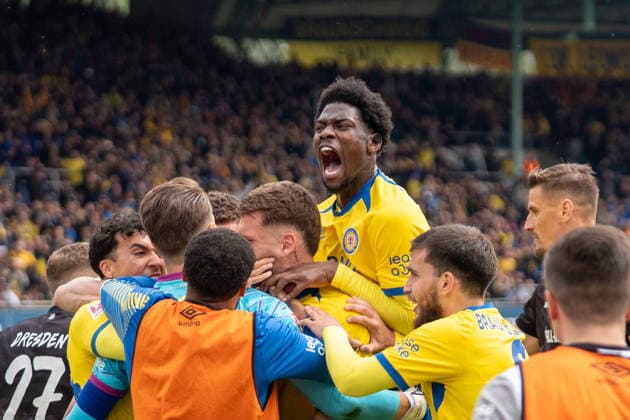 Deutschland: Fussball, 2. Bundesliga, 33. Spieltag 2025 26, Eintracht Braunschweig - Dynamo Dresden am 09.05. in Braunschweig, Eintracht-Stadion: Jubel, Freude, Emotionen nach dem der Elfmeter von Stefan Kutschke (Dynamo Dresden 30) von Ron-Thorben Hoffmann (Eintracht Braunschweig 1) gehalten wurde. Faride Alidou (Eintracht Braunschweig 10)