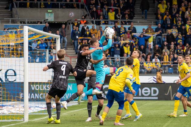 Deutschland: Fussball, 2. Bundesliga, 33. Spieltag 2025 26, Eintracht Braunschweig - Dynamo Dresden am 09.05. in Braunschweig, Eintracht-Stadion: Ron-Thorben Hoffmann (Eintracht Braunschweig 1)