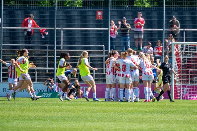 Deutschland: Fussball Google Pixel Frauen-Bundesliga 2025 2026 - 1.FC Köln vs Hamburger SV - 25. Spieltag - Franz-Kremer-Stadion (Köln): Siegesfeier, Reaktion, Laura Vogt (1.FC Köln, 8) Sandra Jessen (1.FC Köln, 6) Marina Hegering (1.FC Köln, 33) Copyright: xOrhanxHabashx