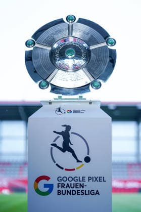 Die Meisterschale vor dem Google Pixel Frauen Bundesligaspiel FC Bayern München - Eintracht Frankfurt am 09.05.2026. München FC Bayern Campus Deutschland Deutschland