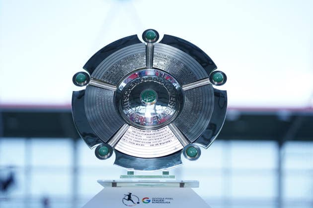 Die Meisterschale vor dem Google Pixel Frauen Bundesligaspiel FC Bayern München - Eintracht Frankfurt am 09.05.2026. München FC Bayern Campus Deutschland Deutschland