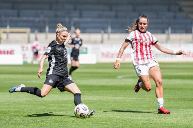 Google Pixel Frauen-Bundesliga: SC Freiburg vs. VfL Wolfsburg, 09.05.2026 Svenja Huth (VfL Wolfsburg, 10) im Zweikampf mit Selina Vobian (SC Freiburg, 10) Google Pixel Frauen-Bundesliga: SC Freiburg vs. VfL Wolfsburg, Dreisamstadion, 09.05.2026 DFB DFL REGULATIONS PROHIBIT ANY USE OF PHOTOGRAPHS AS IMAGE SEQUENCES AND OR QUASI-VIDEO. Copyright: xBEAUTIFULxSPORTS Boscox