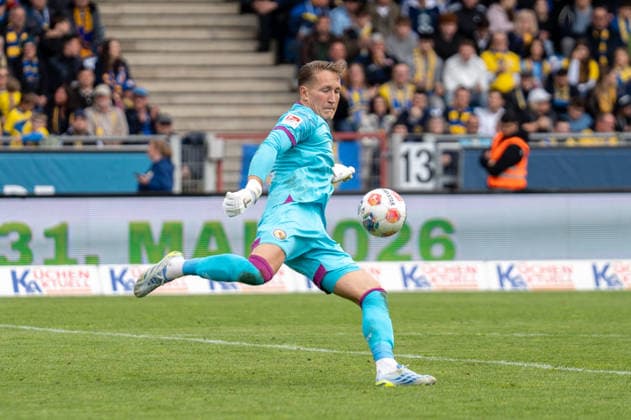 Deutschland: Fussball, 2. Bundesliga, 33. Spieltag 2025 26, Eintracht Braunschweig - Dynamo Dresden am 09.05. in Braunschweig, Eintracht-Stadion: Ron-Thorben Hoffmann (Eintracht Braunschweig 1) am Ball