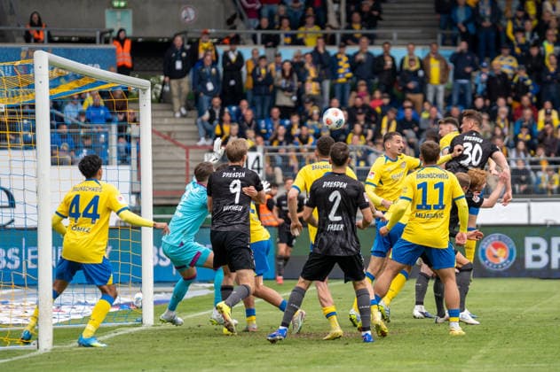 Deutschland: Fussball, 2. Bundesliga, 33. Spieltag 2025 26, Eintracht Braunschweig - Dynamo Dresden am 09.05. in Braunschweig, Eintracht-Stadion: Tor zum 2:1 Stefan Kutschke (Dynamo Dresden 30)