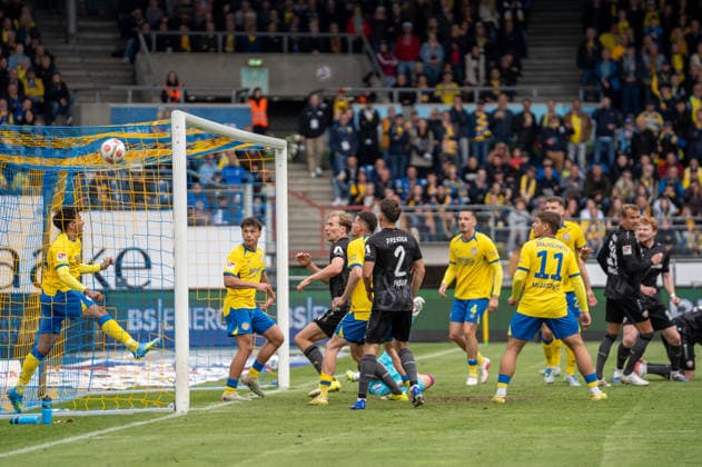Deutschland: Fussball, 2. Bundesliga, 33. Spieltag 2025 26, Eintracht Braunschweig - Dynamo Dresden am 09.05. in Braunschweig, Eintracht-Stadion: Tor zum 2:1 Stefan Kutschke (Dynamo Dresden 30)
