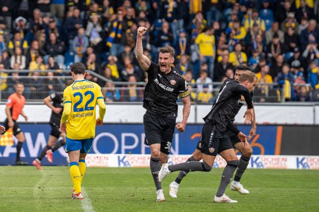 Deutschland: Fussball, 2. Bundesliga, 33. Spieltag 2025 26, Eintracht Braunschweig - Dynamo Dresden am 09.05. in Braunschweig, Eintracht-Stadion: Tor zum 2:1 Stefan Kutschke (Dynamo Dresden 30) Jubel, Freude, Emotionen, Torjubel