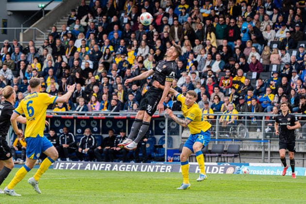 Braunschweig, Deutschland 09. Mai 2026: 2. BL - 2025 2026 - Sp. 33 - Eintracht Braunschweig gegen SG Dynamo Dresden Im Bild: v. li. im Zweikampf Stefan Kutschke (Dresden) und Kevin Ehlers (Eintracht) DFL DFB regulations prohibit any use of photographs as image sequences and or quasi-video Eintracht Stadion Niedersachsen