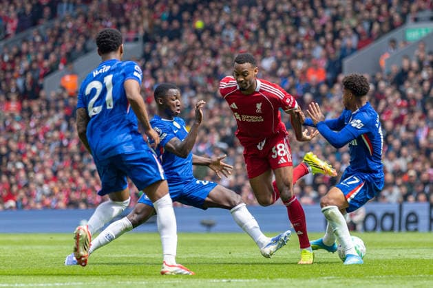 Football - FA Premier League - Liverpool FC v Chelsea FC LIVERPOOL, ENGLAND - Saturday, May 9, 2026: Liverpool s Ryan Gravenberch is challenged by Chelsea s MoisÃ s Caicedo (L) and Andrey Santos (R) during the FA Premier League match between Liverpool FC and Chelsea FC at Anfield. (Photo by David Rawcliffe Propaganda) LIVERPOOL Anfield MERSEYSIDE ENGLAND  Copyright: xDavidxRawcliffex P2026-05-09-Liverpool_Chelsea-63