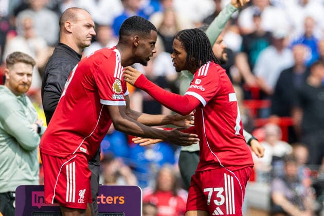 Football - FA Premier League - Liverpool FC v Chelsea FC LIVERPOOL, ENGLAND - Saturday, May 9, 2026: Liverpool s Rio Ngumoha is replaced by substitute Alexander Isak (L) during the FA Premier League match between Liverpool FC and Chelsea FC at Anfield. (Photo by David Rawcliffe Propaganda) LIVERPOOL Anfield MERSEYSIDE ENGLAND  Copyright: xDavidxRawcliffex P2026-05-09-Liverpool_Chelsea-67