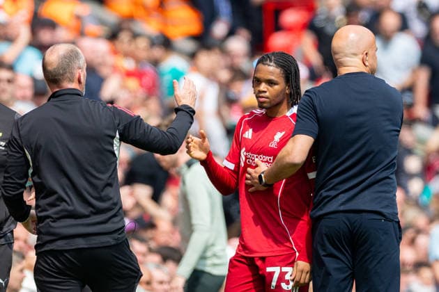 Football - FA Premier League - Liverpool FC v Chelsea FC LIVERPOOL, ENGLAND - Saturday, May 9, 2026: Liverpool s Rio Ngumoha is greeted by head coach Arne Slot (R) and first assistant coach Sipke Hulshoff (L) as he is substituted off during the FA Premier League match between Liverpool FC and Chelsea FC at Anfield. (Photo by David Rawcliffe Propaganda) LIVERPOOL Anfield MERSEYSIDE ENGLAND  Copyright: xDavidxRawcliffex P2026-05-09-Liverpool_Chelsea-68