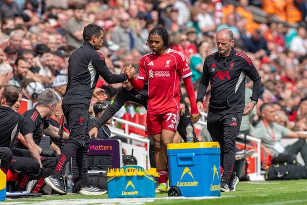Football - FA Premier League - Liverpool FC v Chelsea FC LIVERPOOL, ENGLAND - Saturday, May 9, 2026: Liverpool s Rio Ngumoha (R) is greeted by assistant coach Giovanni van Bronckhorst as he is substituted off during the FA Premier League match between Liverpool FC and Chelsea FC at Anfield. (Photo by David Rawcliffe Propaganda) LIVERPOOL Anfield MERSEYSIDE ENGLAND  Copyright: xDavidxRawcliffex P2026-05-09-Liverpool_Chelsea-70