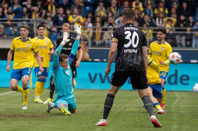 Deutschland: Fussball, 2. Bundesliga, 33. Spieltag 2025 26, Eintracht Braunschweig - Dynamo Dresden am 09.05. in Braunschweig, Eintracht-Stadion: Ron-Thorben Hoffmann (Eintracht Braunschweig 1) wehr ab.