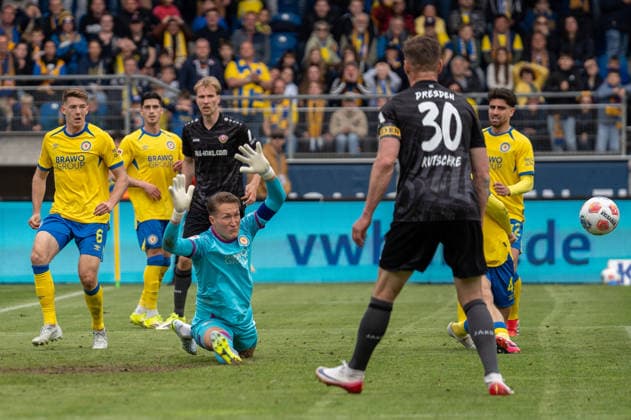 Deutschland: Fussball, 2. Bundesliga, 33. Spieltag 2025 26, Eintracht Braunschweig - Dynamo Dresden am 09.05. in Braunschweig, Eintracht-Stadion: Ron-Thorben Hoffmann (Eintracht Braunschweig 1) wehr ab.