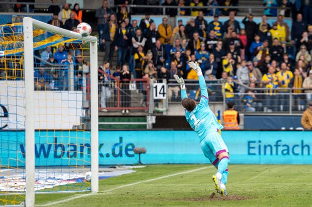 Deutschland: Fussball, 2. Bundesliga, 33. Spieltag 2025 26, Eintracht Braunschweig - Dynamo Dresden am 09.05. in Braunschweig, Eintracht-Stadion: Lattenschuss Tony Menzel (Dynamo Dresden 24) Ron-Thorben Hoffmann (Eintracht Braunschweig 1)