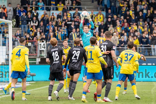 Deutschland: Fussball, 2. Bundesliga, 33. Spieltag 2025 26, Eintracht Braunschweig - Dynamo Dresden am 09.05. in Braunschweig, Eintracht-Stadion: Ron-Thorben Hoffmann (Eintracht Braunschweig 1) fängt den letzten Ball ab.