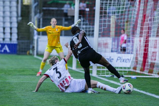 Google Pixel Frauen-Bundesliga: SC Freiburg vs. VfL Wolfsburg, 09.05.2026 Alina Axtmann (SC Freiburg, 3) mit einer Grätsche gegen Lineth Beerensteyn (VfL Wolfsburg, 9) Google Pixel Frauen-Bundesliga: SC Freiburg vs. VfL Wolfsburg, Dreisamstadion, 09.05.2026 DFB DFL REGULATIONS PROHIBIT ANY USE OF PHOTOGRAPHS AS IMAGE SEQUENCES AND OR QUASI-VIDEO. Copyright: xBEAUTIFULxSPORTS Boscox