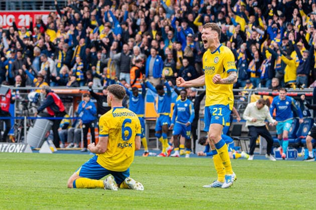 Braunschweig, Deutschland 09. Mai 2026: 2. BL - 2025 2026 - Sp. 33 - Eintracht Braunschweig gegen SG Dynamo Dresden Im Bild: v.li. Florian Flick (Eintracht) und Kevin Ehlers (Eintracht) jubeln nach dem Sieg DFL DFB regulations prohibit any use of photographs as image sequences and or quasi-video Eintracht Stadion Niedersachsen